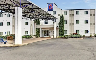 Photo 2 - Motel 6 Roseburg, OR