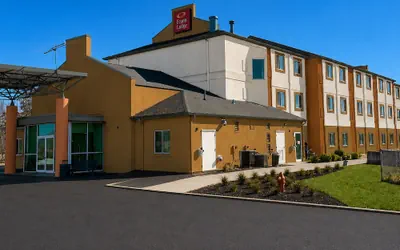Photo 2 - Econo Lodge Menomonie