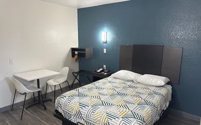 Photo 5 - Studio 6 Grand Prairie, TX