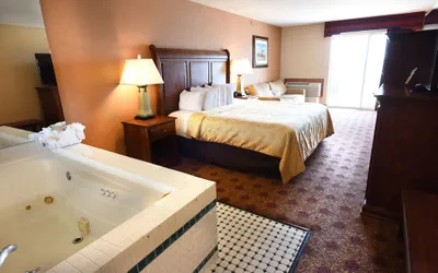 Photo 5 - Hamilton Inn Select Beachfront Mackinaw City