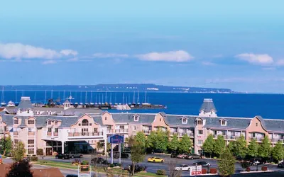 Photo 3 - Hamilton Inn Select Beachfront Mackinaw City