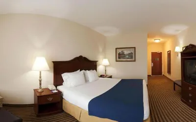 Photo 4 - Holiday Inn Express & Suites Waxahachie by IHG