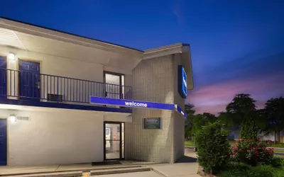 Photo 2 - Travelodge by Wyndham Madison Heights MI