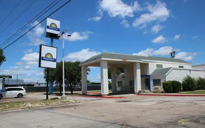 Photo 2 - Days Inn by Wyndham Waco University Area