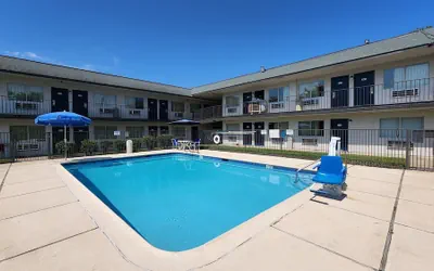 Photo 2 - Motel 6 Conroe, TX