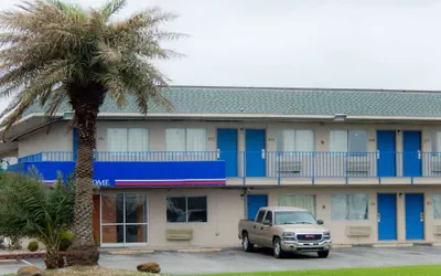Photo 2 - Motel 6 Clute, TX