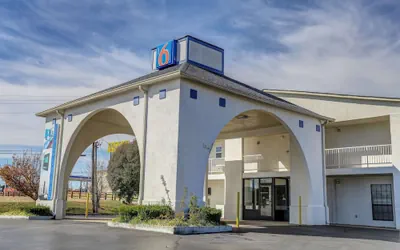 Photo 2 - Motel 6 Dickson, TN