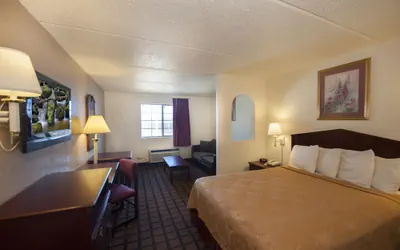 Photo 4 - Days Inn & Suites by Wyndham Laredo