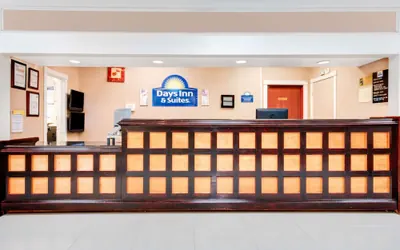 Photo 3 - Days Inn & Suites by Wyndham Laredo