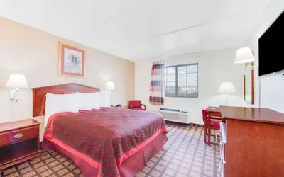 Photo 5 - Days Inn & Suites by Wyndham Laredo