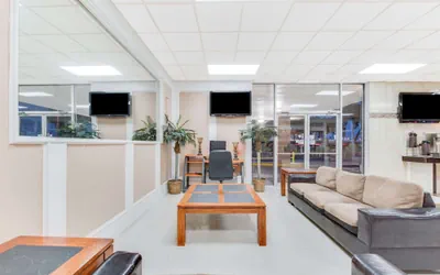 Photo 2 - Days Inn & Suites by Wyndham Laredo