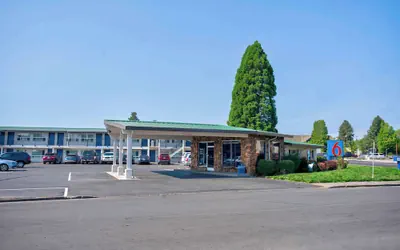 Photo 2 - Motel 6 Bend, OR