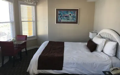 Photo 4 - Glenmore Plaza Hotel