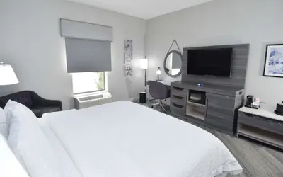 Photo 5 - Hampton Inn Auburn
