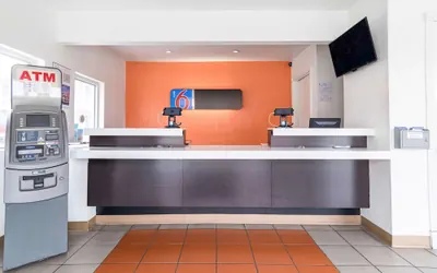 Photo 3 - Motel 6 Long Beach, CA - International City