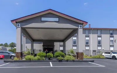 Photo 2 - Red Roof Inn & Suites Clinton, MS