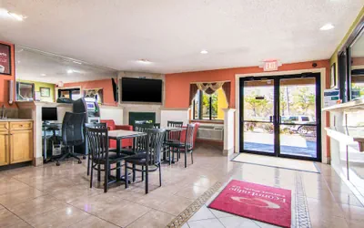 Photo 3 - Econo Lodge Atlanta Airport East