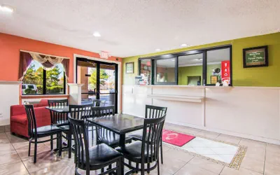 Photo 5 - Econo Lodge Atlanta Airport East