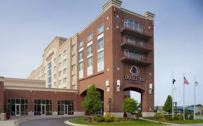 Photo 2 - DoubleTree by Hilton Bay City - Riverfront