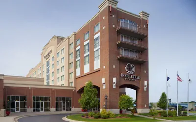 Photo 2 - DoubleTree by Hilton Bay City - Riverfront