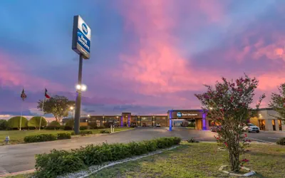 Photo 2 - Best Western Taylor Inn