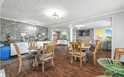 Photo 3 - Days Inn & Suites by Wyndham Terre Haute