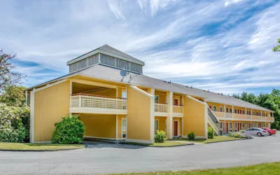 Photo 2 - Econo Lodge Freeport - Brunswick Area