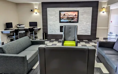 Photo 4 - La Quinta Inn & Suites by Wyndham Prattville