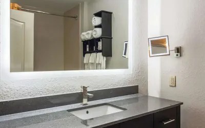 Photo 5 - La Quinta Inn & Suites by Wyndham Prattville