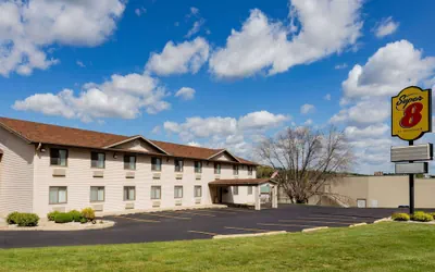Photo 2 - Super 8 by Wyndham Decorah