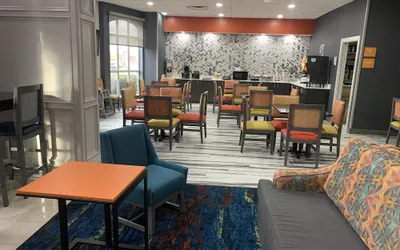 Photo 4 - La Quinta Inn & Suites by Wyndham OKC North - Quail Springs