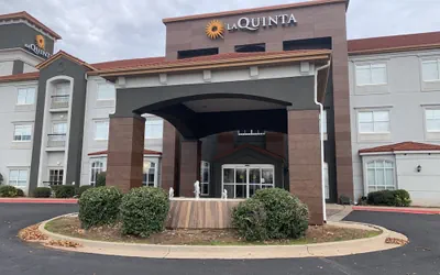 Photo 2 - La Quinta Inn & Suites by Wyndham OKC North - Quail Springs