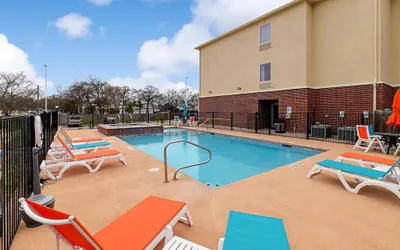 Photo 2 - Comfort Inn and Suites Fredericksburg