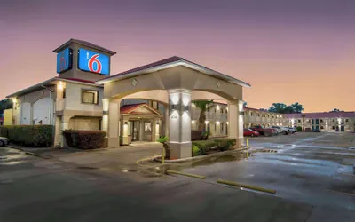 Photo 2 - Motel 6 Sulphur, LA