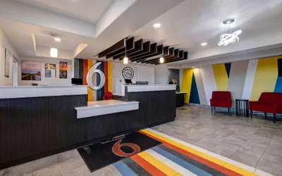 Photo 2 - Motel 6 Buttonwillow, CA Central