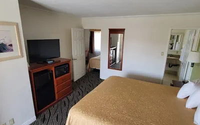 Photo 5 - Redondo Inn and Suites