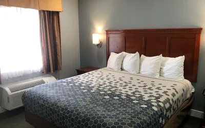 Photo 4 - Redondo Inn and Suites