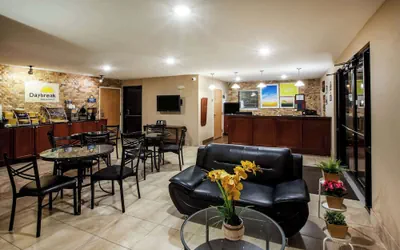 Photo 5 - Days Inn by Wyndham Sulphur LA