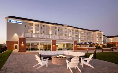 Photo 2 - Wyndham Newport Hotel