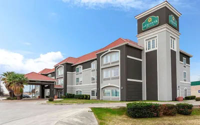 Photo 2 - La Quinta Inn & Suites by Wyndham Seguin