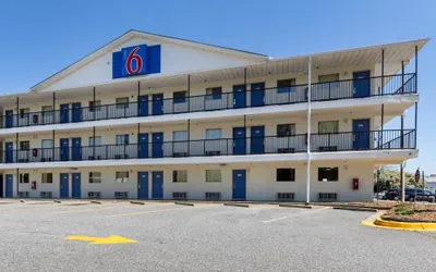 Photo 2 - Motel 6 Greenville, SC
