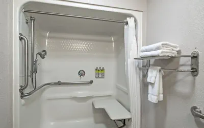 Photo 3 - Holiday Inn Express Hotel & Suites Woodbridge by IHG