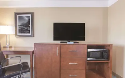 Photo 5 - La Quinta Inn & Suites by Wyndham Elizabethtown