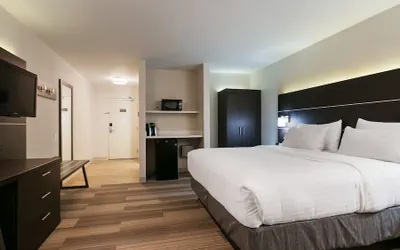 Photo 3 - Holiday Inn Express & Suites Everett by IHG