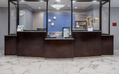 Photo 4 - Days Hotel by Wyndham North Bergen /NYC Area