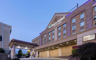 Photo 2 - Days Hotel by Wyndham North Bergen /NYC Area