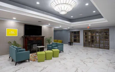 Photo 3 - Days Hotel by Wyndham North Bergen /NYC Area