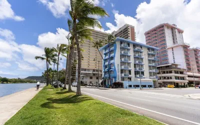 Photo 2 - Holiday Surf Hotel
