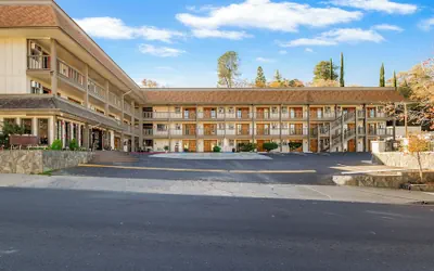 Photo 2 - Heritage Inn Yosemite/Sonora