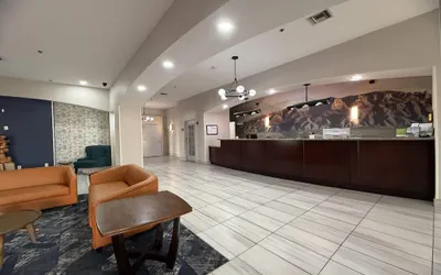 Photo 2 - La Quinta Inn & Suites by Wyndham Albuquerque Midtown